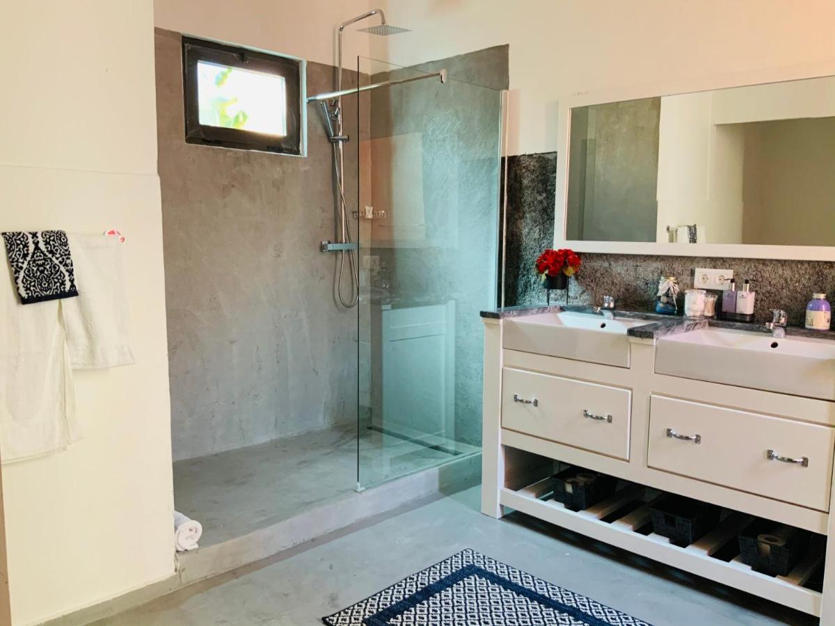 Techas City Center Luxurious Suite Прая Екстериор снимка
