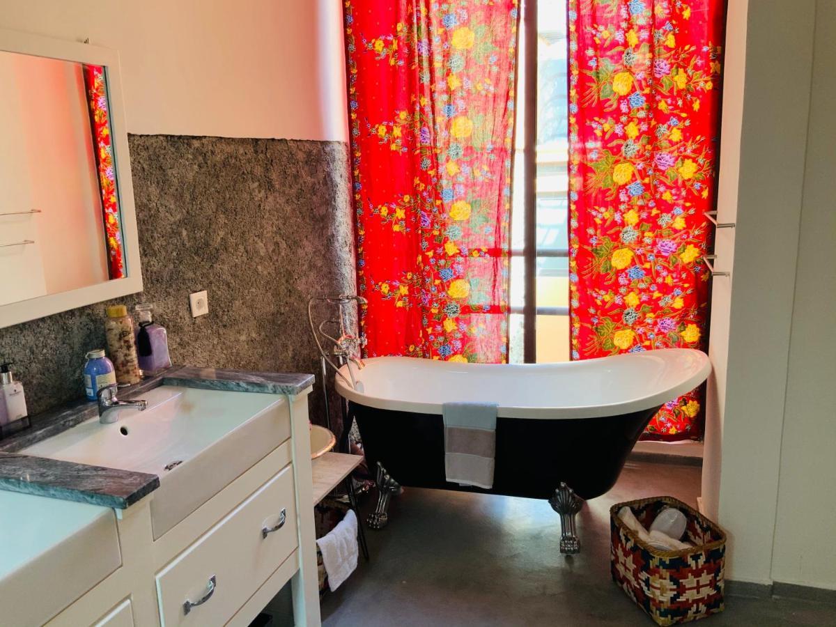 Techas City Center Luxurious Suite Прая Екстериор снимка